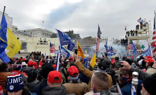 Partidarios del presidente de Estados Unidos, Donald Trump, se enfrentan con la policía y las fuerzas de seguridad frente al Capitolio en Washington el 6 de enero de 2021. (Joseph Prezioso /AFP vía Getty Images)