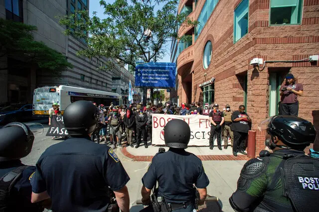 La policía se enfrenta a manifestantes pro-transgénero frente al Hospital Infantil de Boston en Boston, Massachusetts, el 18 de septiembre de 2022. (Joseph Prezioso/AFP vía Getty Images)