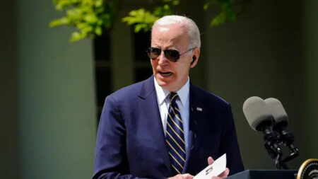 Biden anuncia un plan para vender «el menor número de licencias para petróleo y gas de la historia»