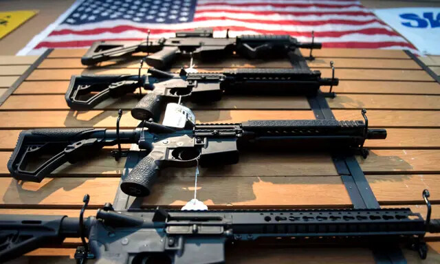Los llamados "rifles de asalto" cuelgan en la pared para la venta en Blue Ridge Arsenal en Chantilly, Virginia, el 6 de octubre de 2017. (Jim Watson/AFP vía Getty Images)