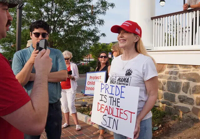 Stacy Langton (d), madre de Fairfax, protesta contra un acto del mes del orgullo en el que actuó una drag queen frente al antiguo ayuntamiento de Fairfax, Virginia, el 3 de junio de 2023. (Terri Wu/The Epoch Times)