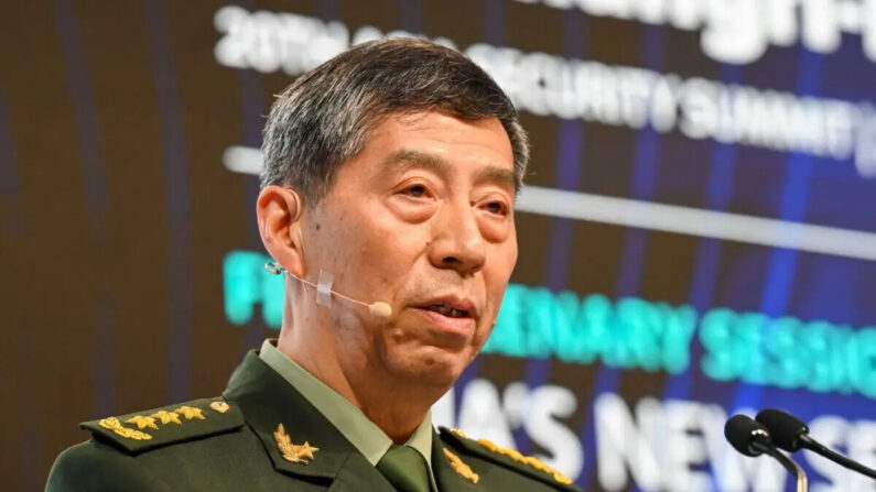 El ministro de Defensa Nacional de China, Li Shangfu, pronuncia un discurso durante la 20ª cumbre del Diálogo de Shangri-La en Singapur el 4 de junio de 2023. (Roslan Rahman/AFP vía Getty Images)