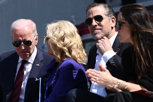 De izquierda a derecha: El presidente estadounidense Joe Biden, la primera dama Jill Biden, Hunter Biden y Ashley Biden asisten a un evento en la Universidad de Pensilvania en Filadelfia, Pensilvania, el 15 de mayo de 2023. (Brendan Smialowski/AFP vía Getty Images)