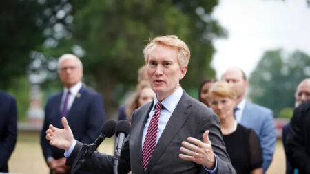 Senador Lankford pide que las embajadas de EE. UU. vigilen y combatan los préstamos abusivos de China