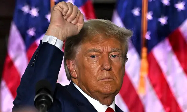 El expresidente Donald Trump gesticula tras pronunciar un discurso en el Trump National Golf Club Bedminster en Bedminster, Nueva Jersey, el 13 de junio de 2023. (Ed Jones/AFP vía Getty Images)