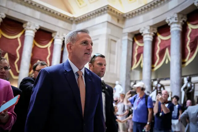 El presidente de la Cámara de Representantes, Kevin McCarthy (republicano de California), se dirige a su despacho tras abrir la sesión en el Capitolio de EE.UU. en Washington el 17 de julio de 2023. (Drew Angerer/Getty Images)
