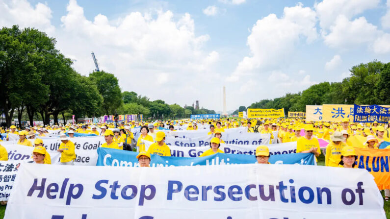 Practicantes de Falun Gong piden el fin de la persecución del grupo espiritual en China durante un acto para conmemorar los 24 años desde el inicio de la persecución por el Partido Comunista Chino, en Capitol Hill en Washington, el 20 de julio de 2023. (Samira Bouaou/The Epoch Times)
