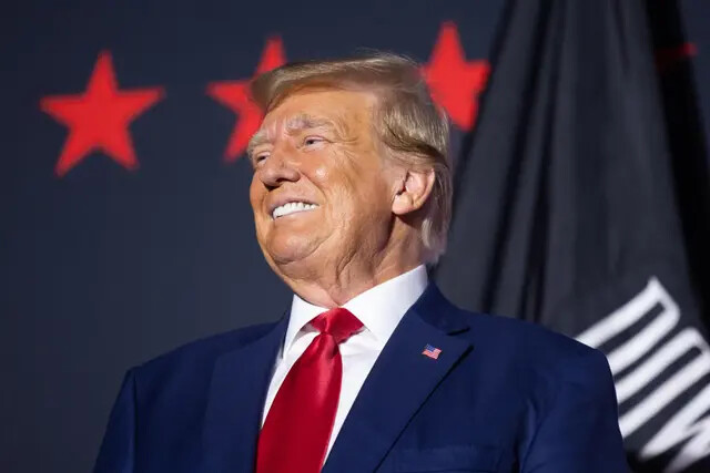 El expresidente de EE.UU. Donald Trump en el escenario antes de pronunciar un discurso en Windham High School en Windham, N.H., el 8 de agosto de 2023. (Scott Eisen/Getty Images)