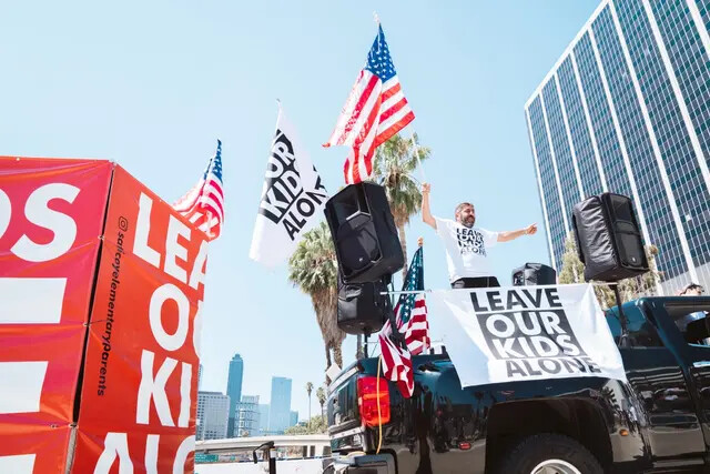 Unos 200 manifestantes por los derechos de los padres marcharon por el centro de Los Ángeles para protestar contra las transiciones de género secretas en las escuelas públicas de California el 22 de agosto de 2023. (Cortesía de Hasmik Bezirdshyan)