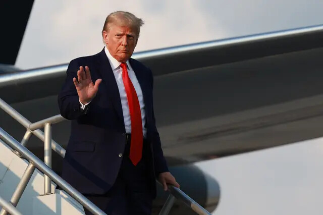El expresidente Donald Trump llega al aeropuerto internacional Hartsfield-Jackson de Atlanta, Georgia, el 24 de agosto de 2023. (Joe Raedle/Getty Images)