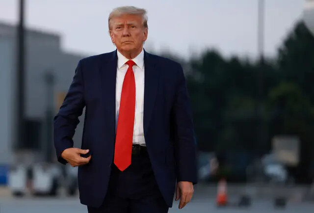 El expresidente Donald Trump llega para su salida en el aeropuerto internacional Hartsfield-Jackson de Atlanta después de ser fichado en la cárcel del condado de Fulton en Atlanta el 24 de agosto de 2023. (Joe Raedle/Getty Images)