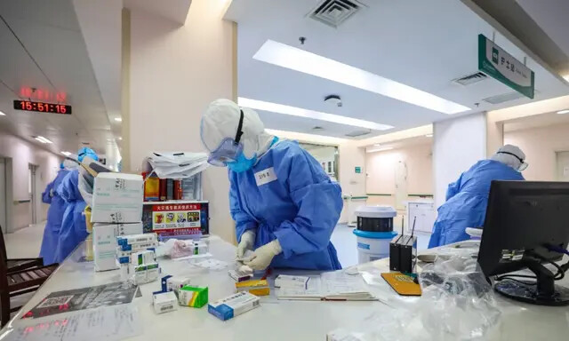 El personal médico prepara medicamentos para las mujeres embarazadas, infectadas por el coronavirus COVID-19, en una sala de aislamiento de ginecología y obstetricia en el Hospital de la Unión de Wuhan en Wuhan, en la provincia central china de Hubei, el 7 de marzo de 2020. (STR/AFP vía Getty Images)