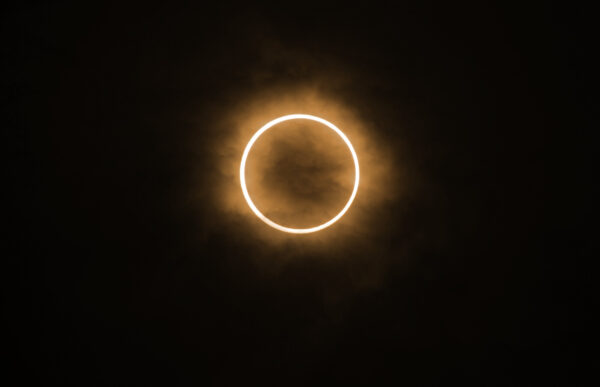 Un eclipse solar anular se observa el 21 de mayo de 2012, en Tokio, Japón. (Masashi Hara/Getty Images)