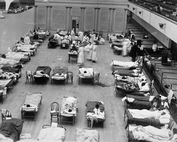 Enfermeras atienden a pacientes con gripe en salas temporales instaladas en el interior del Auditorio Municipal de Oakland, California (Dominio público).