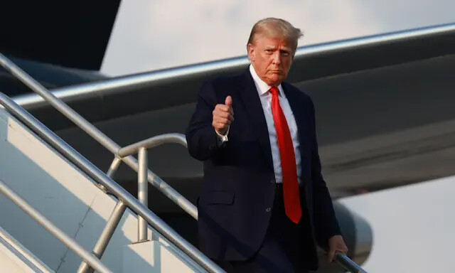 El expresidente Donald Trump levanta el pulgar cuando llega al Aeropuerto Internacional Hartsfield-Jackson de Atlanta, Georgia, el 24 de agosto de 2023. (Joe Raedle/Getty Images)
