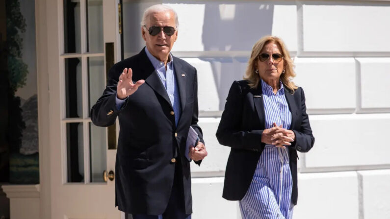 El Presidente de EE.UU. Joe Biden y la Primera Dama Jill Biden salen de la Casa Blanca en Washington de camino a Florida el 2 de septiembre de 2023. (Anna Rose Layden/Getty Images)