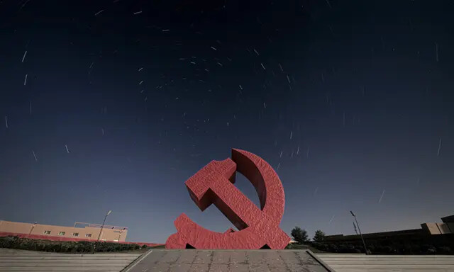 Una escultura del logotipo del Partido Comunista Chino (PCCh) en la ciudad de Ordos, Mongolia Interior, China, el 12 de julio de 2023. (Lintao Zhang/Getty Images)