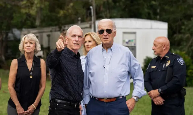 El presidente Joe Biden escucha mientras el alcalde de Live Oak, Frank Davis, le ofrece a él y a la primera dama Jill Biden un recorrido por las áreas afectadas por el huracán Idalia, en Live Oak, Florida, el 2 de septiembre de 2023. (Stefani Reynolds/AFP vía Getty Images)
