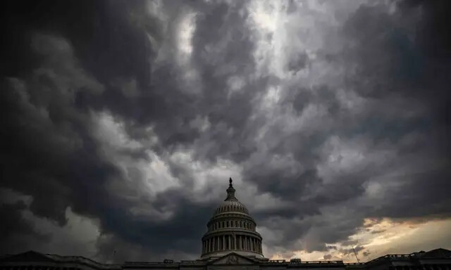 Nubes de tormenta se ciernen sobre el edificio del Capitolio de EE.UU. en Washington en una foto de archivo. (Samuel Corum/Getty Images)