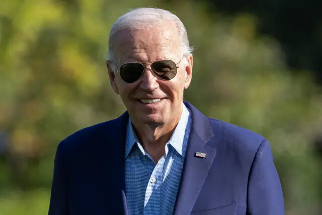 El presidente Joe Biden camina por el jardín sur de la Casa Blanca, en Washington, el 4 de septiembre de 2023. (Tasos Katopodis/Getty Images)