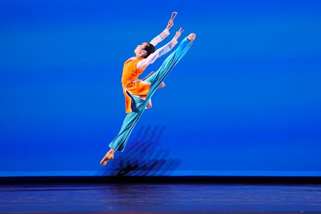 Bailarines suben al escenario en la ronda preliminar de la Competición Internacional de Danza Clásica China NTD en Purchase, Nueva York, el 7 de septiembre de 2023. (Larry Dye/The Epoch Times)