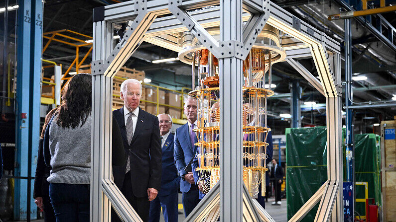 El presidente Joe Biden observa un ordenador cuántico mientras visita las instalaciones de IBM en Poughkeepsie, Nueva York, el 6 de octubre de 2022. (Mandel Ngan/AFP vía Getty Images)
