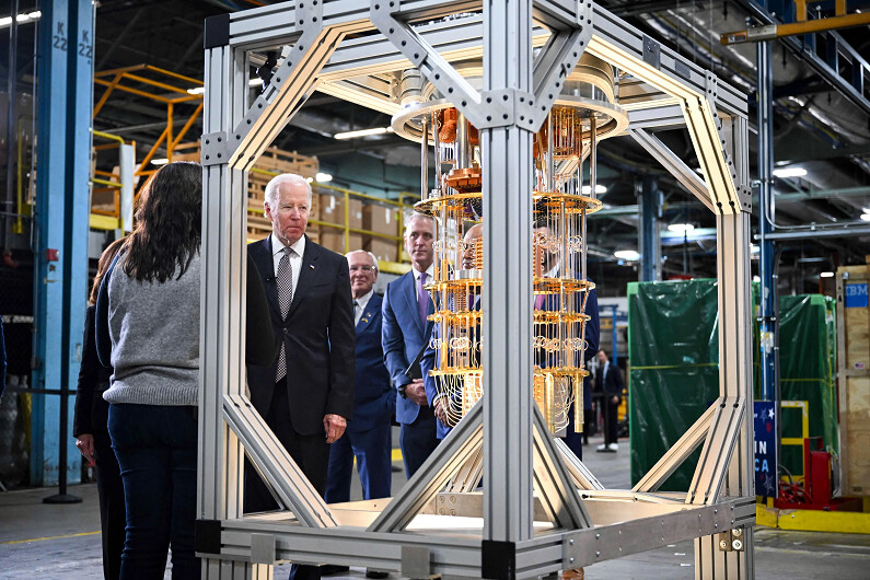 El presidente Joe Biden observa un ordenador cuántico mientras visita las instalaciones de IBM, en Poughkeepsie, Nueva York, el 6 de octubre de 2022. (Mandel Ngan/AFP vía Getty Images)