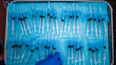 La vacunación no ofrece “ninguna protección significativa” contra el COVID prolongado, según un estudio