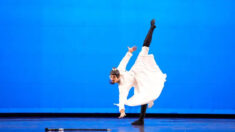 Un bailarín de Shen Yun muestra su técnica perdida en el concurso de NTD