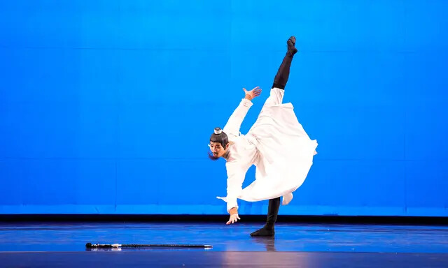 Un bailarín de Shen Yun muestra su técnica perdida en el concurso de NTD