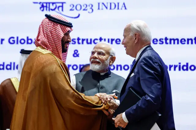 El príncipe heredero y primer ministro de Arabia Saudí, Mohammed bin Salman (i), el primer ministro de la India, Narendra Modi (c), y el presidente de Estados Unidos, Joe Biden, asisten a una sesión en el marco de la Cumbre de Líderes del G20 en el Bharat Mandapam de Nueva Delhi el 9 de septiembre de 2023. (Evelyn Hockstein /POOL/AFP vía Getty Images)