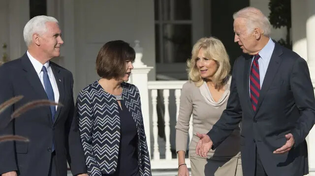 El entonces vicepresidente Joe Biden y su esposa, Jill, se reúnen con el entonces vicepresidente electo Mike Pence (I) y su esposa, Karen, el 16 de noviembre de 2016. (Saul Loeb/AFP vía Getty Images)