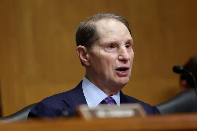 El senador Ron Wyden (D-Ore.) participa en una audiencia del Comité de Finanzas del Senado, en Washington, el 22 de marzo de 2023. (Kevin Dietsch/Getty Images)
