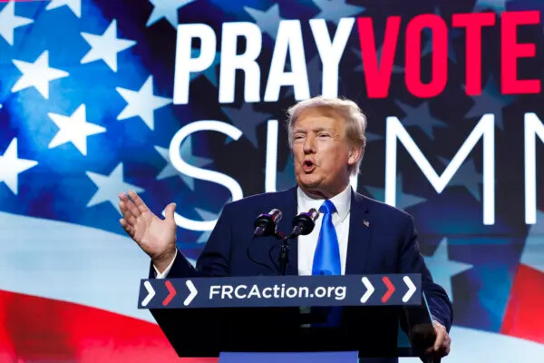 El candidato presidencial republicano y expresidente Donald Trump habla en la Cumbre Pray Vote Stand en el Hotel Omni Shoreham, en Washington, el 15 de septiembre de 2023. (Anna Moneymaker/Getty Images)