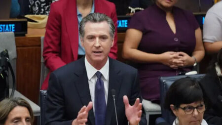 Newsom veta el proyecto de ley que exige operadores humanos de seguridad dentro de los camiones autónomos