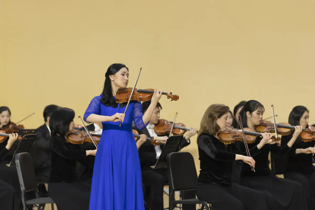 La Orquesta Sinfónica de Shen Yun interpreta el concierto para violín "Los amantes de las mariposas" en el Lincoln Center