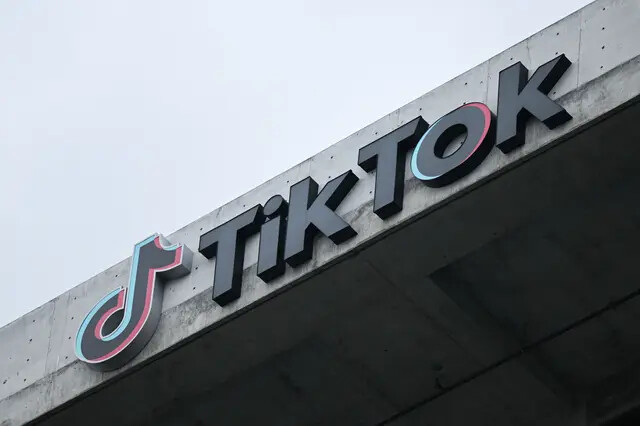 El logotipo de TikTok se muestra en la señalización fuera de las oficinas de la compañía de aplicaciones de medios sociales TikTok en Culver City, California, el 16 de marzo de 2023. (Patrick T. Fallon / AFP vía Getty Images)