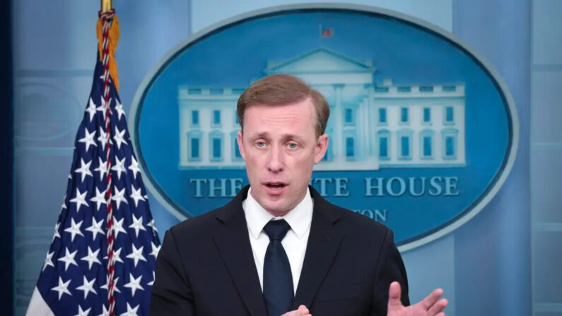 El asesor de seguridad nacional, Jake Sullivan, habla durante la sesión informativa diaria en la Casa Blanca, el 24 de abril de 2023. (Win McNamee/Getty Images)