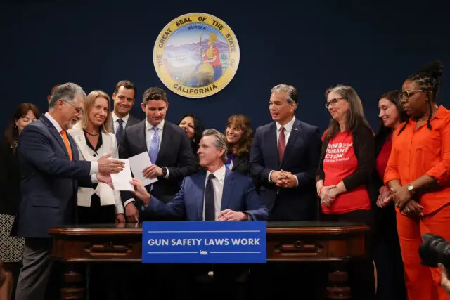 El gobernador de California Gavin Newsom firmó decenas de nuevas medidas de control de armas en Sacramento, California, el 26 de septiembre de 2023. (Cortesía de la Oficina del Gobernador Gavin Newsom)