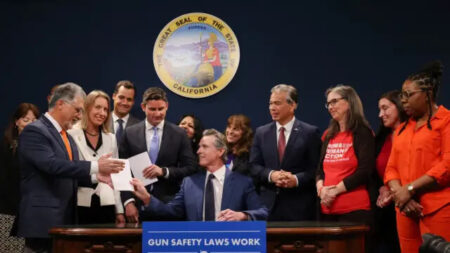 Newsom firma una serie de nuevas leyes de control de armas y los grupos presentan una demanda