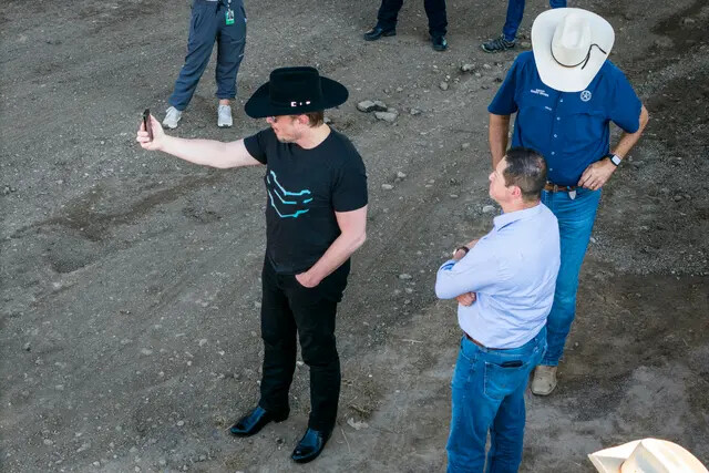 Elon Musk visita la frontera sur para una visión "sin filtros" de la situación
El empresario tecnológico Elon Musk, con un sombrero Stetson negro, realiza una transmisión en directo mientras visita la frontera entre Texas y México en Eagle Pass, Texas, el 28 de septiembre de 2023. (John Moore/Getty Images)