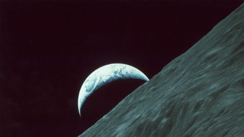 El planeta Tierra visto desde la superficie de la Luna durante la misión de alunizaje Apolo 17 en diciembre de 1972. (Space Frontiers/Getty Images)