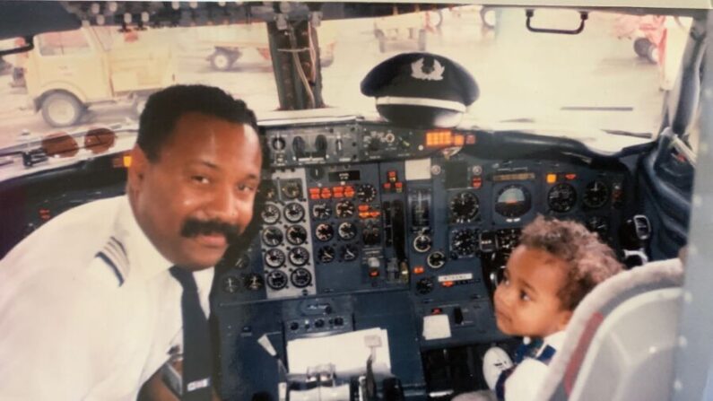 El capitán Rubén Flowers y su hijo, también llamado Rubén Flowers, posan para una fotografía en la cabina de vuelo de un avión en 1994. (Cortesía de Southwest Airlines)
