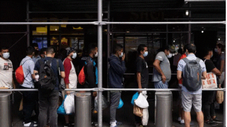 Texas envía más autobuses con inmigrantes ilegales a ciudades santuario «al límite de su capacidad»