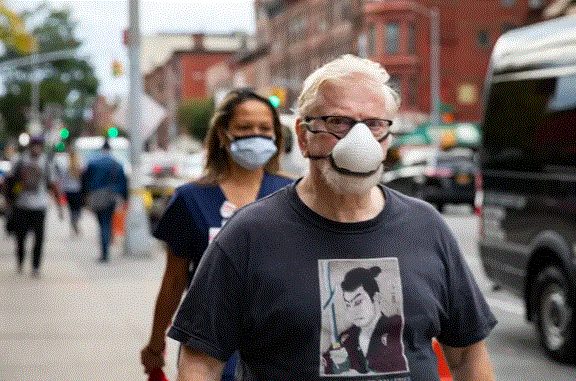 Personas con mascarillas protectoras caminan por la calle en Brooklyn, Nueva York, el 7 de octubre de 2020. (Chung I Ho/The Epoch Times)