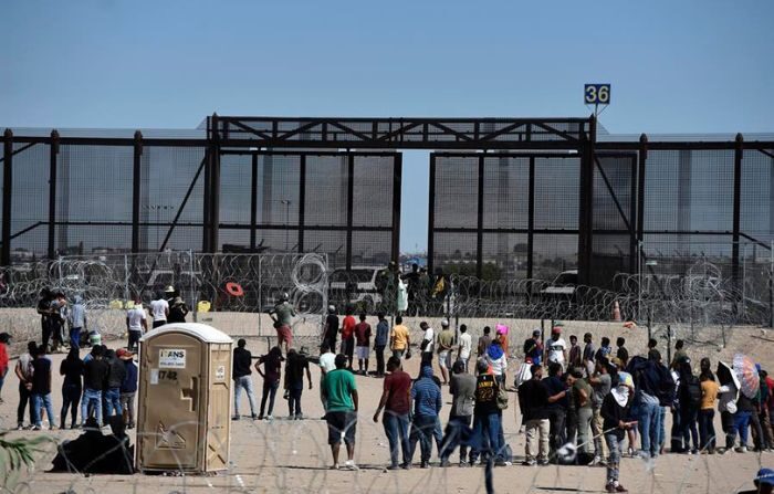 Migrantes permanecen cerca a la frontera estadounidense en Ciudad Juárez, Chihuahua, México, el 25 de septiembre de 2023. (EFE/Luis Torres)
