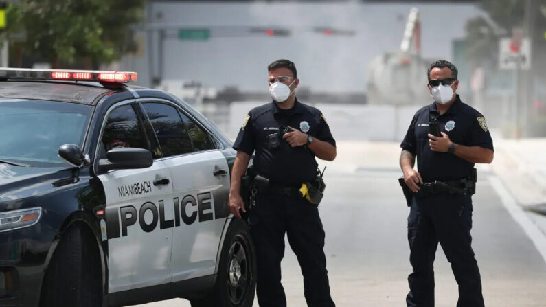 Agentes de policía de Miami Beach se encuentran fuera del Centro de Convenciones de Miami Beach en Miami Beach, Florida, el 8 de abril de 2020. (Joe Raedle/Getty Images)