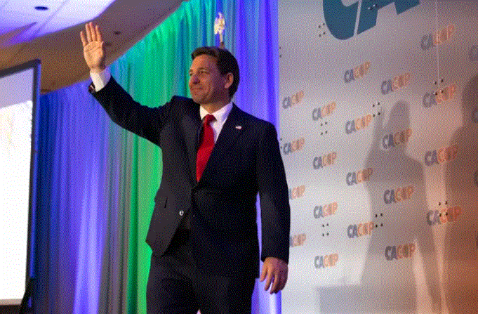 El gobernador de Florida y candidato presidencial Ron DeSantis habla en la conferencia 2023 CA GOP en Anaheim, California, el 29 de septiembre de 2023. (John Fredricks/The Epoch Times)