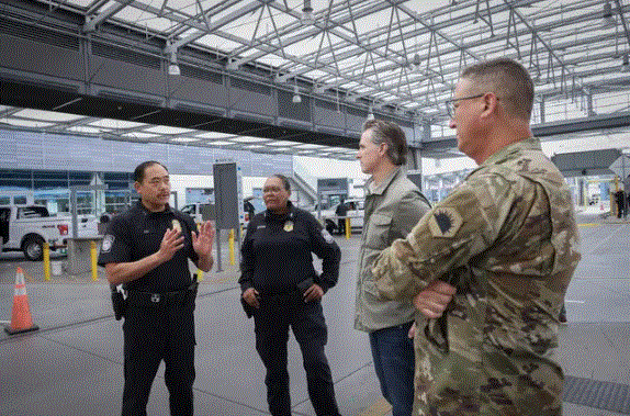 El gobernador de California, Gavin Newsom, visita la frontera entre EE. UU. y México en San Ysidro, California, en agosto de 2023. (Cortesía de la Oficina del Gobernador Gavin Newsom)