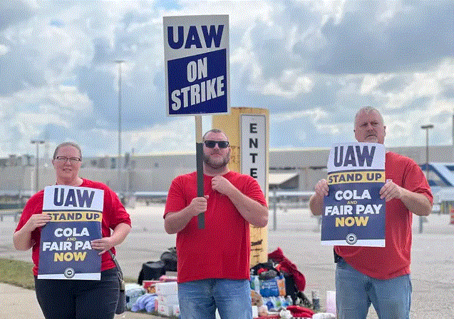 Miembros del sindicato United Auto Workers se declaran en huelga en la planta de Ford en Wayne, Michigan, el 15 de septiembre de 2023. (Lynn Wan/NTD)
